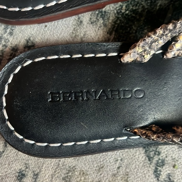 BERNARDO women’s Miami Leather Thong Sandals size 7.5 - Picture 4 of 7